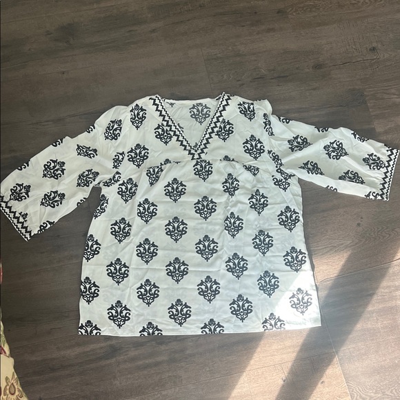 Chic Black and White Patterned Blouse - Picture 1 of 1